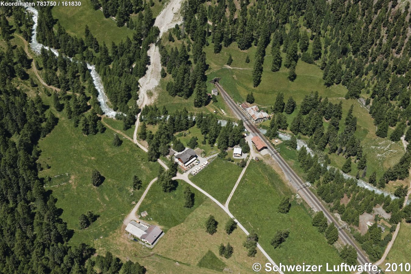 Albula-Tunnel-Portal Süd der Rhätischen Bahn bei Spinas (Engadin)